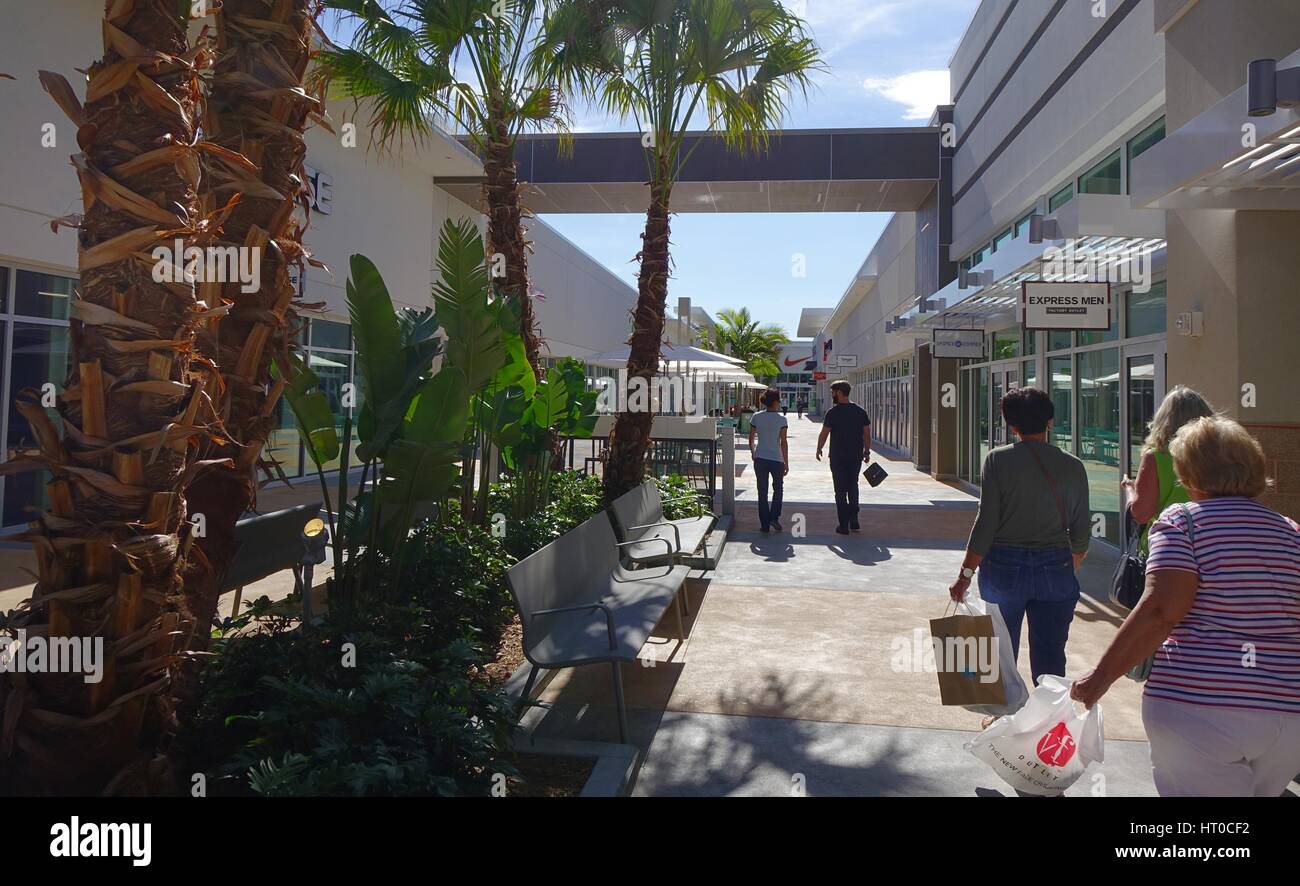 Shopper in Tanger Outlet Mall, Daytona Beach, Florida Stockfoto