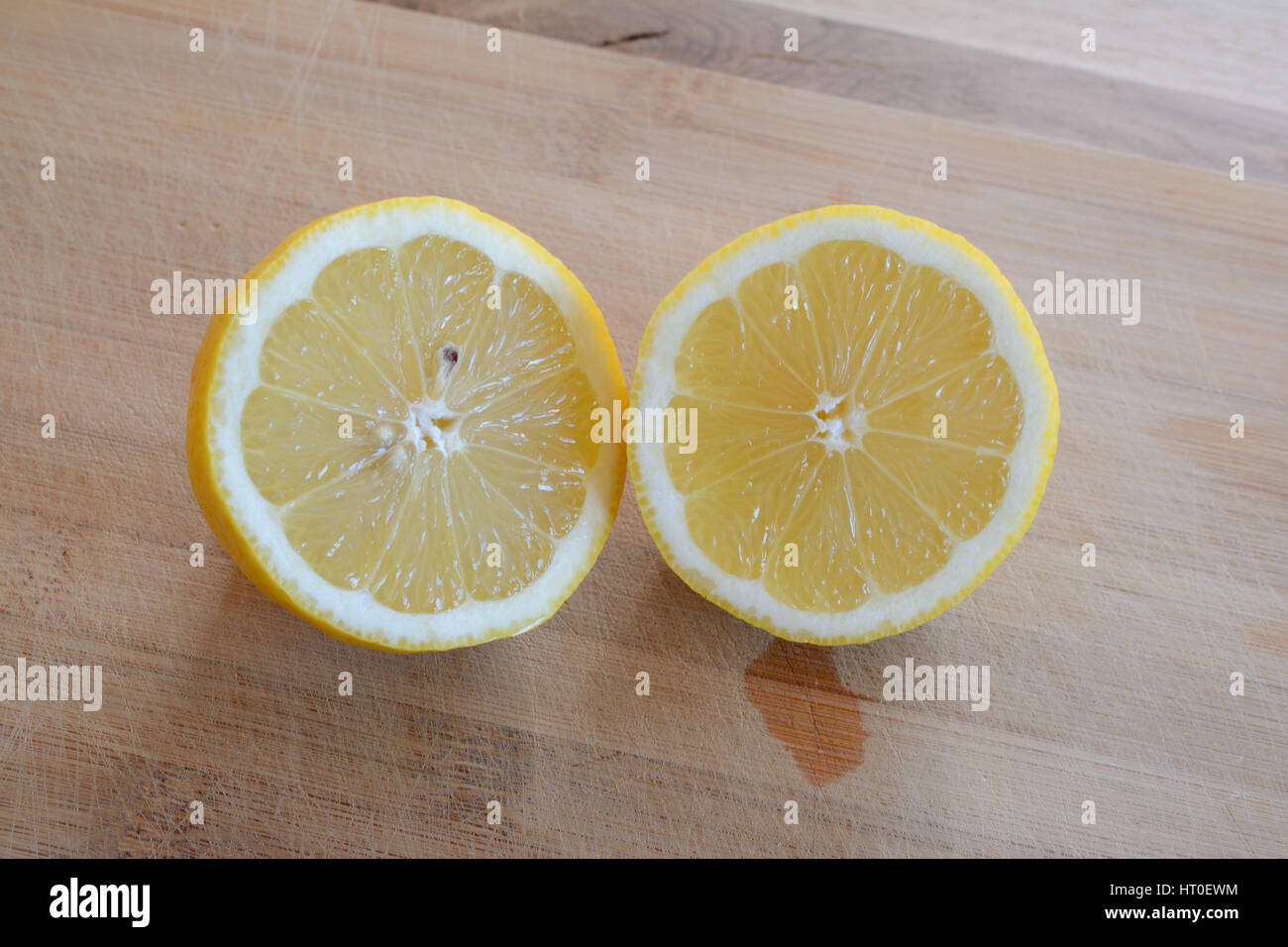 Zwei Hälften frische Zitrone auf hölzernen Tischplatte. Geringe Schärfentiefe. Stockfoto