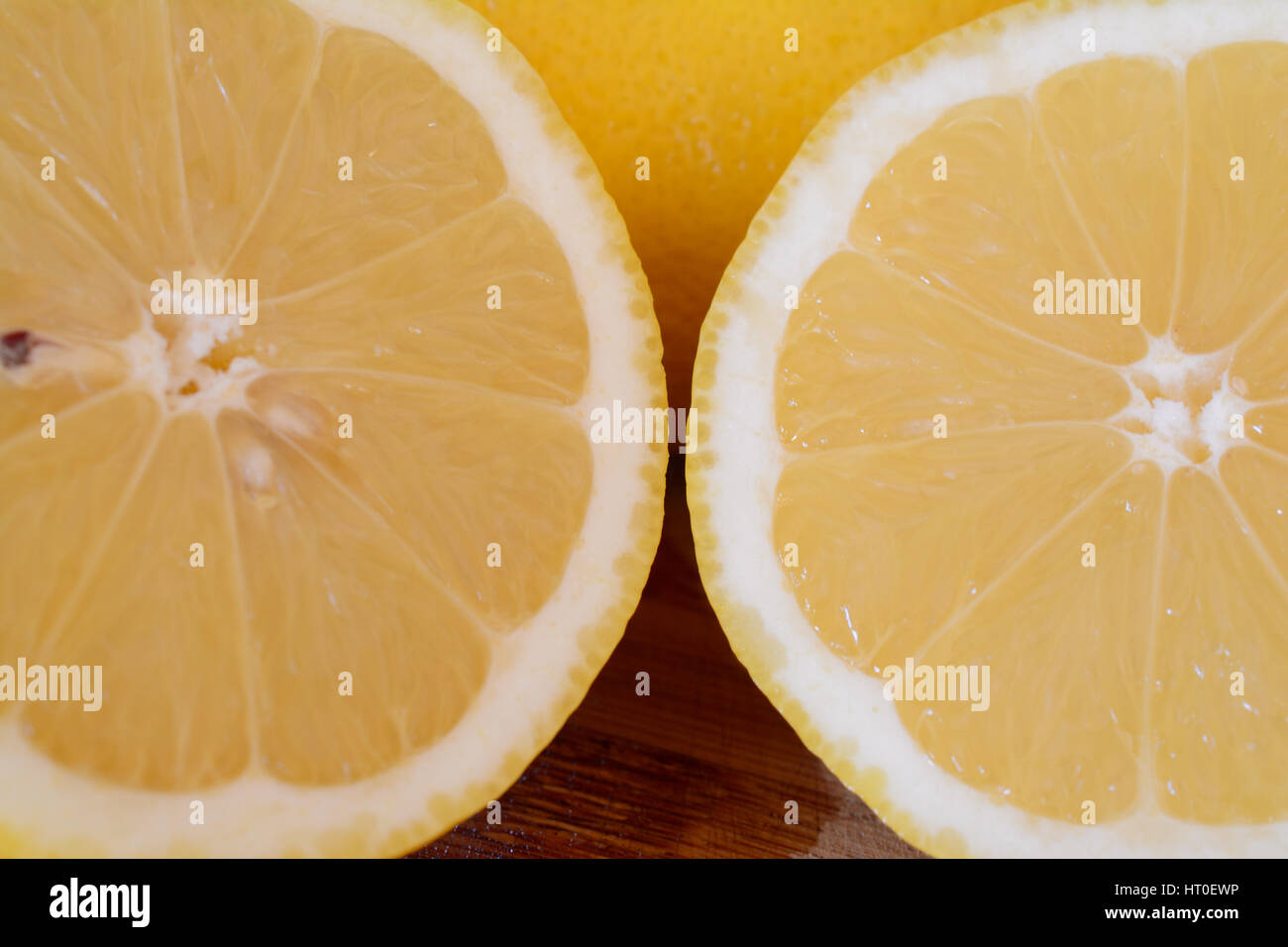 Zwei frische verschwommen Hälften der Zitrone. Geringe Schärfentiefe. Stockfoto