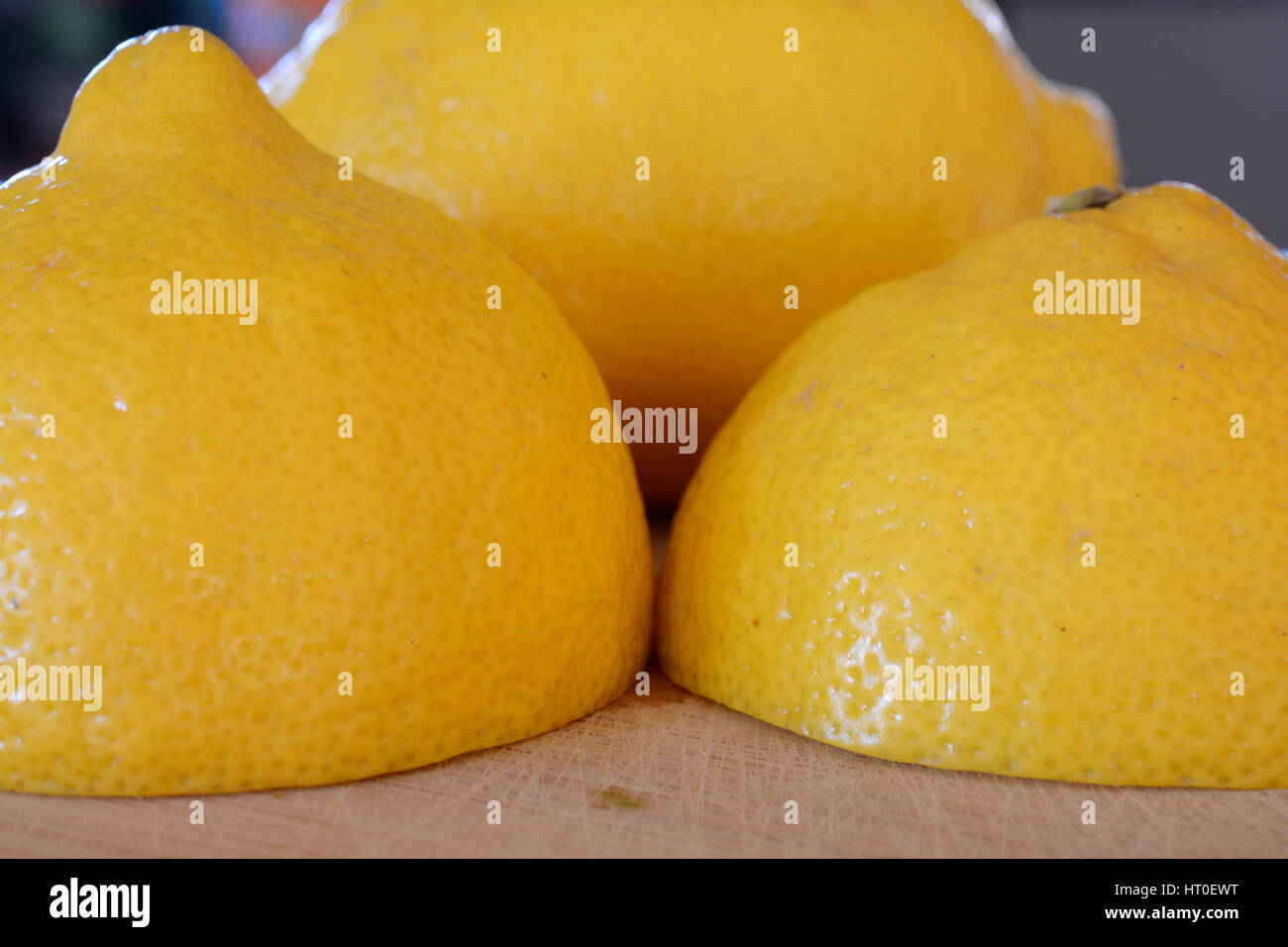 Zwei frische verschwommen Hälften der Zitrone. Geringe Schärfentiefe. Stockfoto