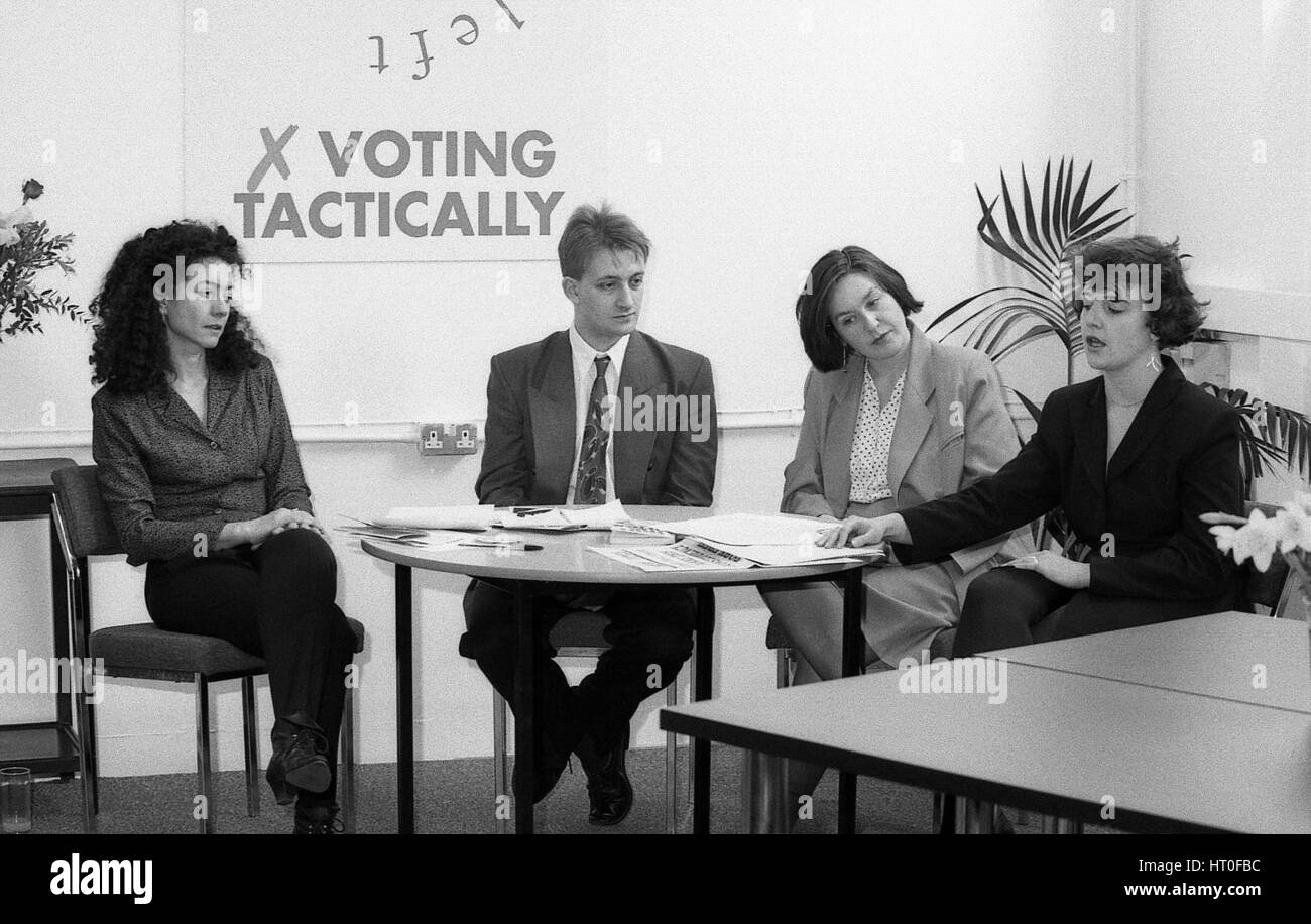 Die Demokratische Linkspartei halten eine Pressekonferenz startet ihr Wahlprogramm in London, England am 19. März 1992. L-R Lorna Reith, Joe Marshall, Nina Tempel, Helen Taylor. Stockfoto