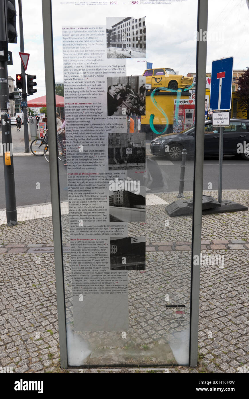 Eine Glasscheibe mit Informationen über Berlin kommunistischen Geschichte, Berlin, Deutschland Stockfoto