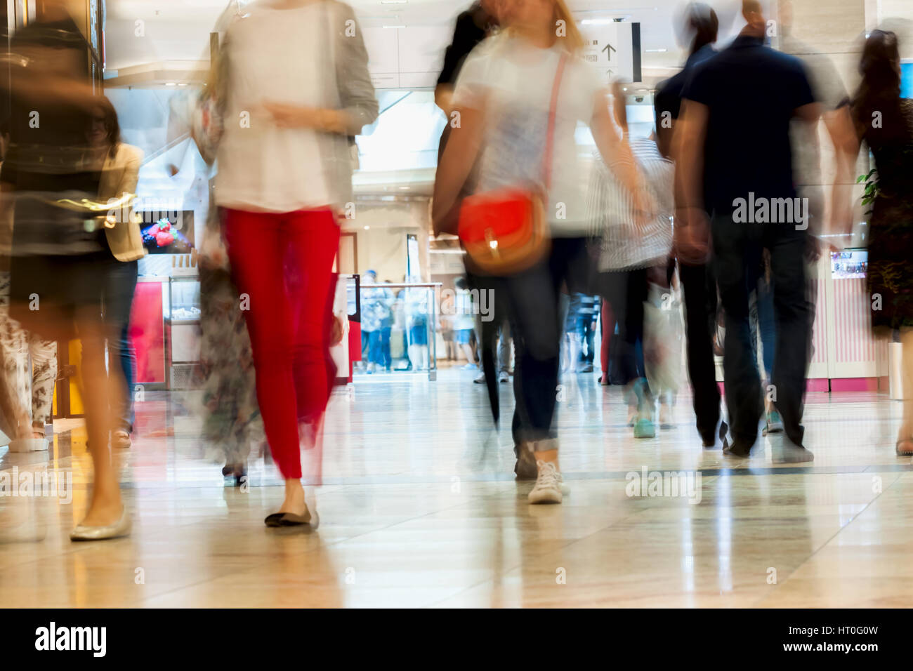 Abstrakte defokussierten Bewegung verwischt junge Menschen zu Fuß in das Shopping Center, urban Lifestyle-Konzept. Hintergrund, Hintergrund, Substrat Komposition verwenden. Stockfoto