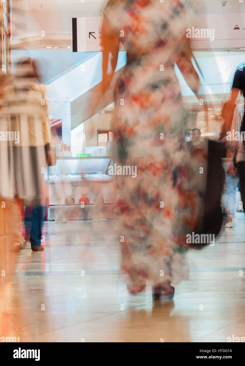 Abstrakte defokussierten Bewegung verwischt junge Menschen zu Fuß in das Einkaufszentrum. Schöne Figur von einem Mädchen Nahaufnahme, Hintergrund. Stockfoto