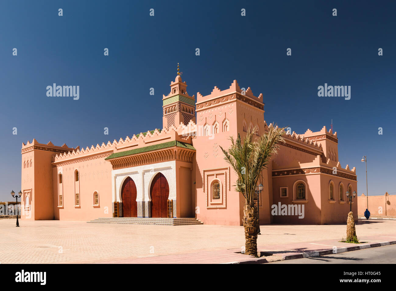 Die Moschee in Zagora, Marokko mit einer Palme im Vordergrund. Stockfoto