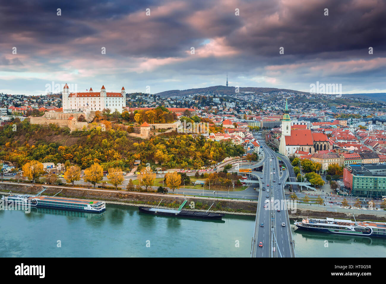 BRATISLAVA, Slowakei-OKTOBER 30, 2016: Blick auf die Burg von Bratislava, Altstadt und St.-Martins-Kathedrale über der Donau in Bratislava, Slowakei Stockfoto