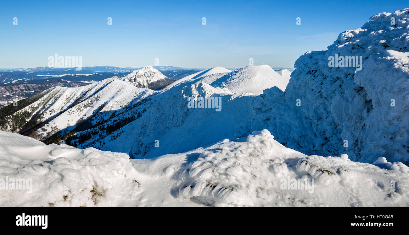 Winterlandschaft und Gipfeln in Mala Fatra Gebirge, Slowakei Stockfoto