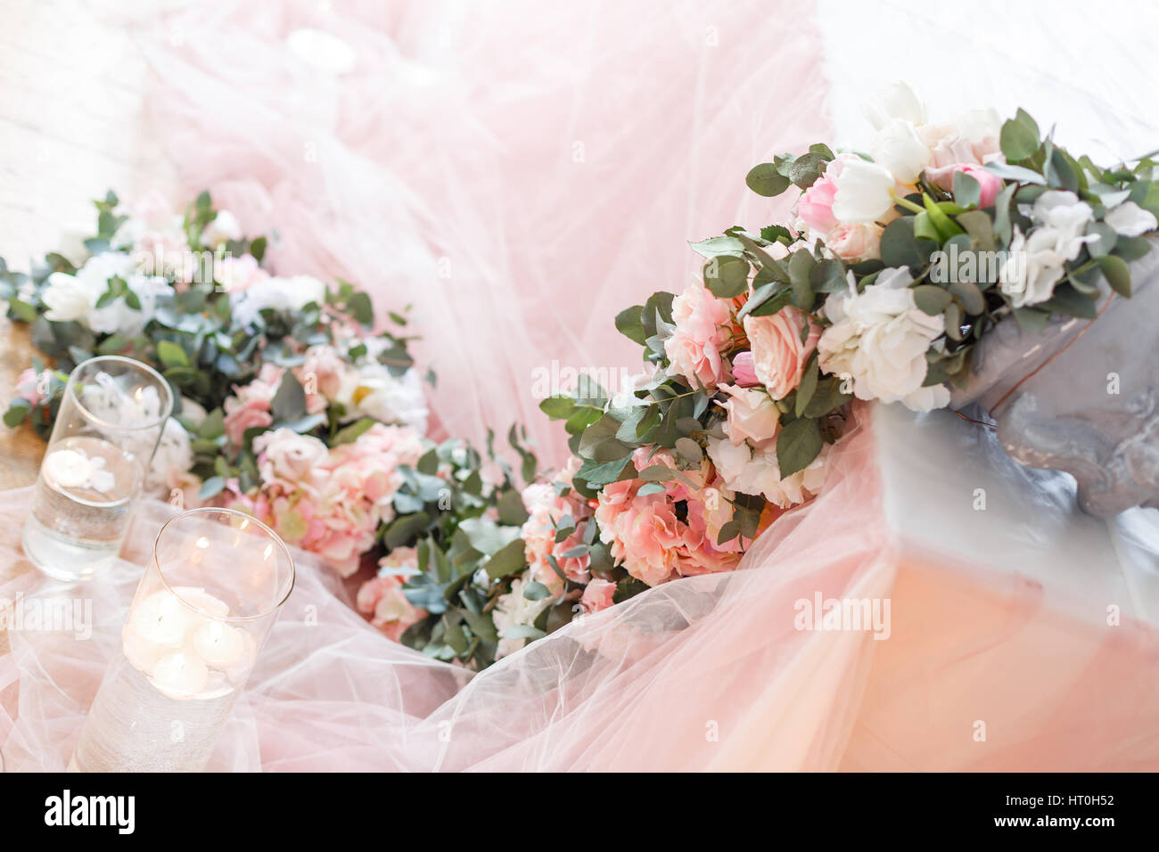 Blumen. Dekoration der Hochzeitstafel Stockfoto