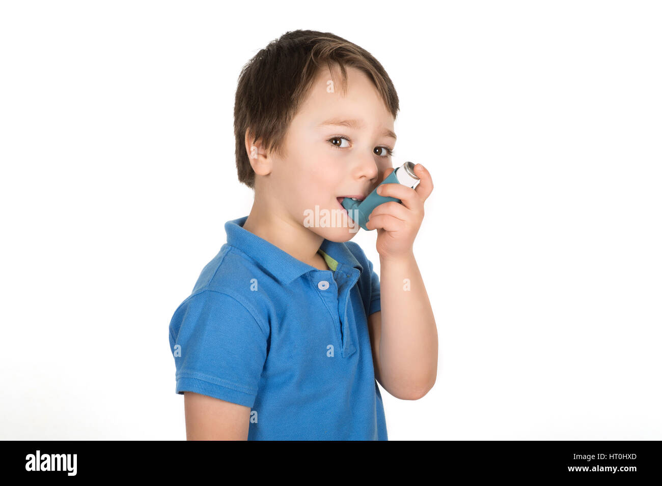 Asthmatischer junge mit einem dosiert-Dose blau Inhalator "Puffer". Isoliert auf weißem Hintergrund. Stockfoto
