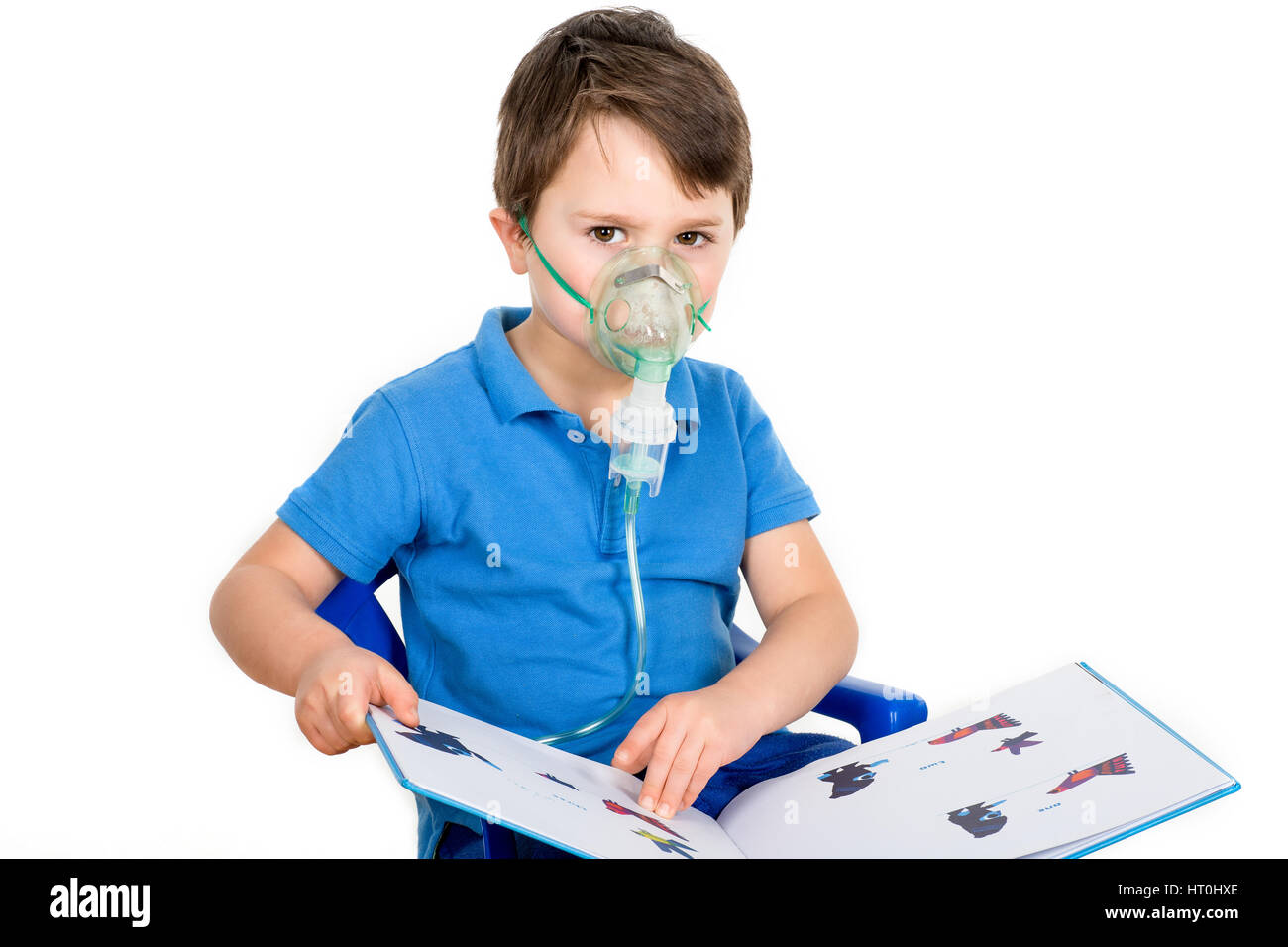 Asthmatischer junge Gesichtsmaske aus Vernebler Inhalator Maschine tragen. Isoliert auf weißem Hintergrund. Stockfoto