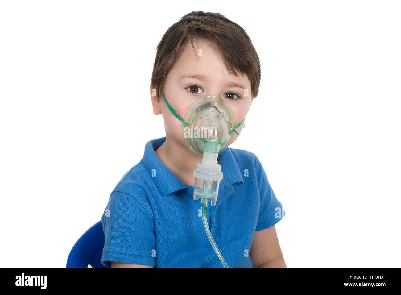 Asthmatischer junge haben eine medizinische Inhalation. Gesichtsmaske aus Vernebler Inhalator Maschine tragen. Isoliert auf weißem Hintergrund. Stockfoto