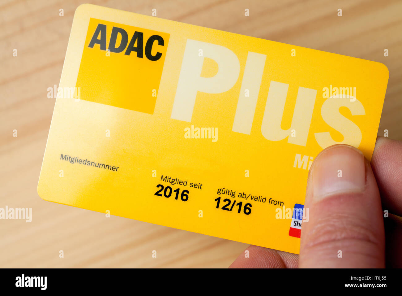 Landesbergen/Deutschland - vom 5. März, 2017: Hand hält ein adac (Adac)  Club Card Stockfotografie - Alamy