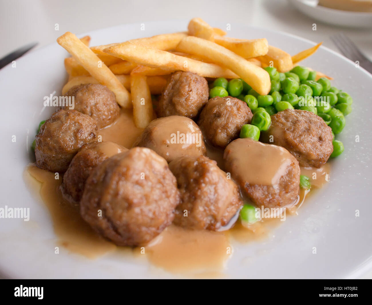 Eine Platte von Ikea Frikadellen mit Pommes Frites und Erbsen ...