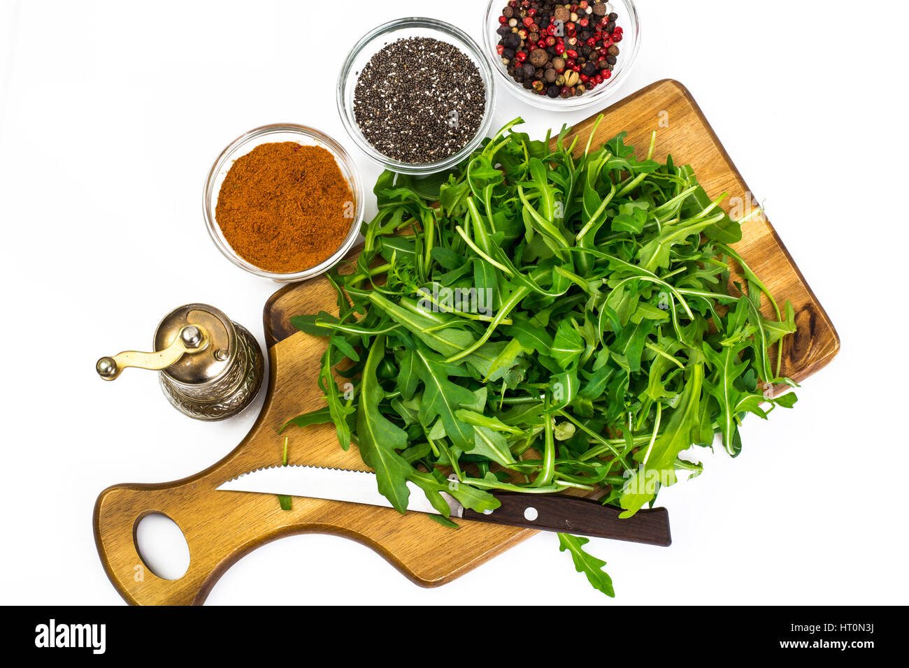 Rucola-Zutat Salat auf Holzbrettern Stockfoto