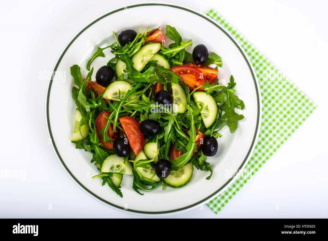 Mediterrane Gerichte, frische Salate mit Oliven Stockfoto