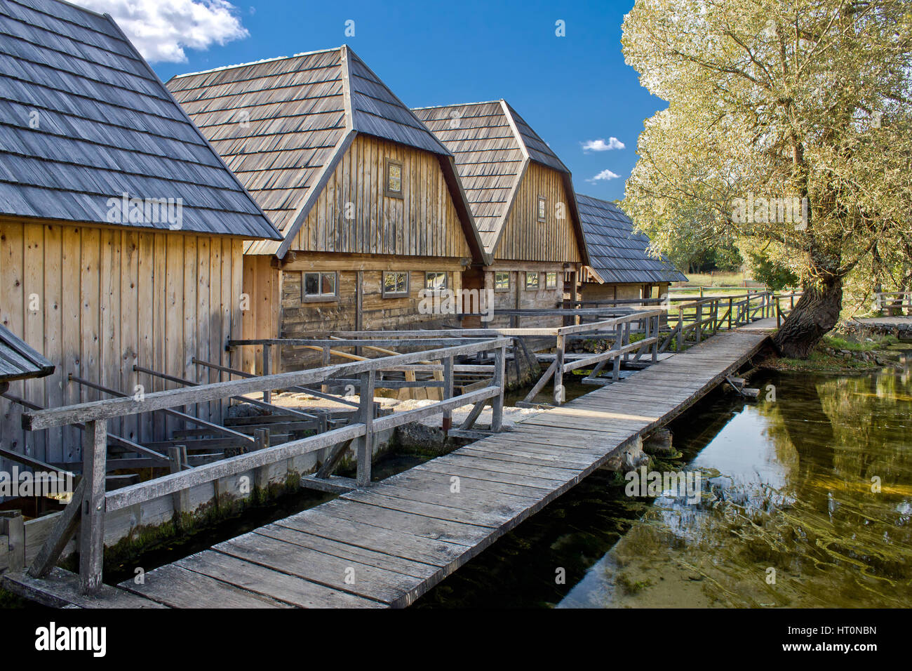 Hölzerne Dorf auf Gacka Fluss Quelle Majerovo vrilo Stockfoto