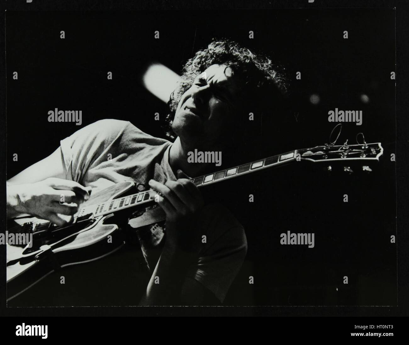 Gitarrist John Etheridge spielen in The Stables, Wavendon, Buckinghamshire. Künstler: Denis Williams Stockfoto