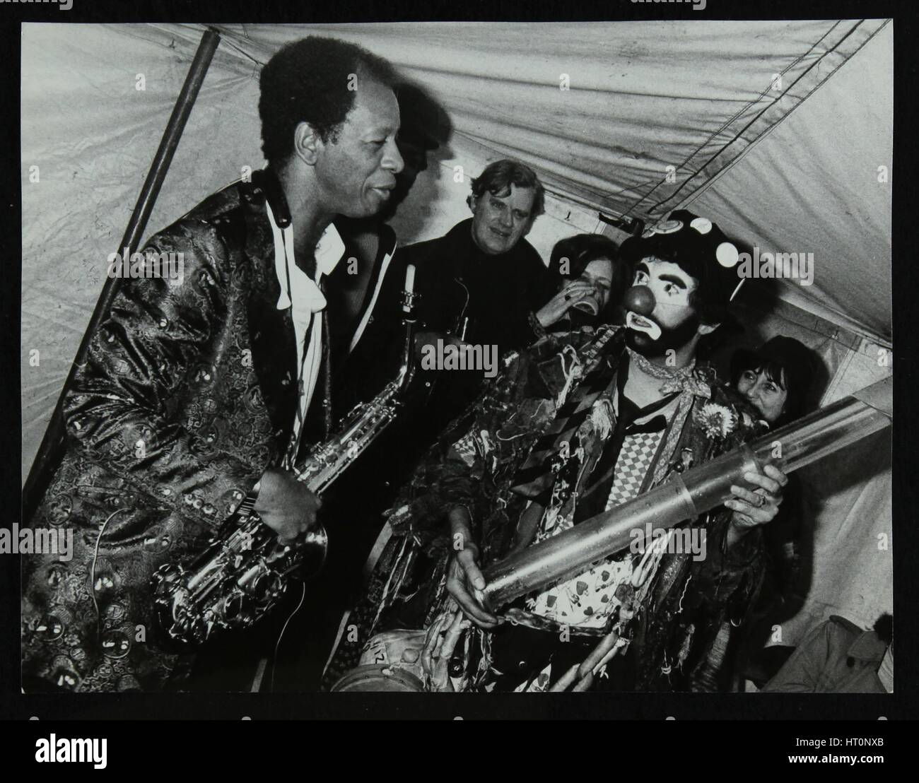 US-amerikanischer Saxophonist Ornette Coleman trifft einen Clown, Jazzfestival in Bracknell, Berkshire, 1978. Künstler: Denis Williams Stockfoto