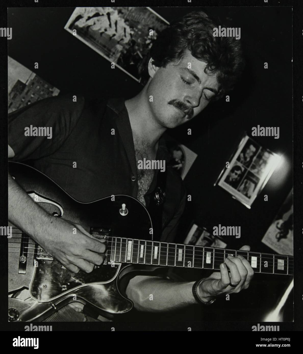 Gitarrist Martin Taylor spielen im Middlesex und Herts Country Club, Egge Weald, London, 1981. Künstler: Denis Williams Stockfoto