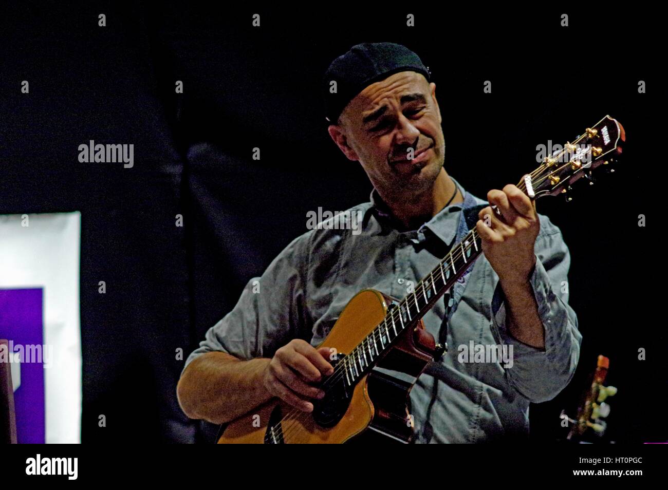 Antonio Forcione, Wassermühle Jazzclub, Dorking, Surrey, 2014. Künstler: Brian O'Connor. Stockfoto