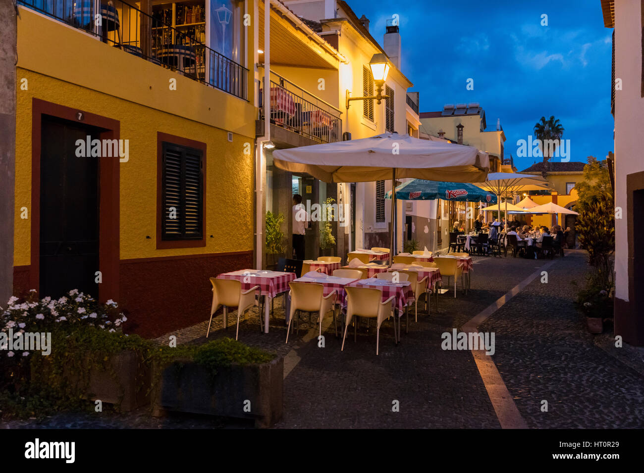 Open-Air-Restaurants am Abend in der Altstadt von Funchal, Madeira Stockfoto