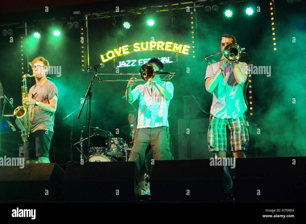 Tom Green, Alex Hitchcock und Vij Prakash, Love Supreme Jazzfestival,  Glynde Platz, East Sussex, 20 Künstler: Brian O'Connor Stockfotografie -  Alamy