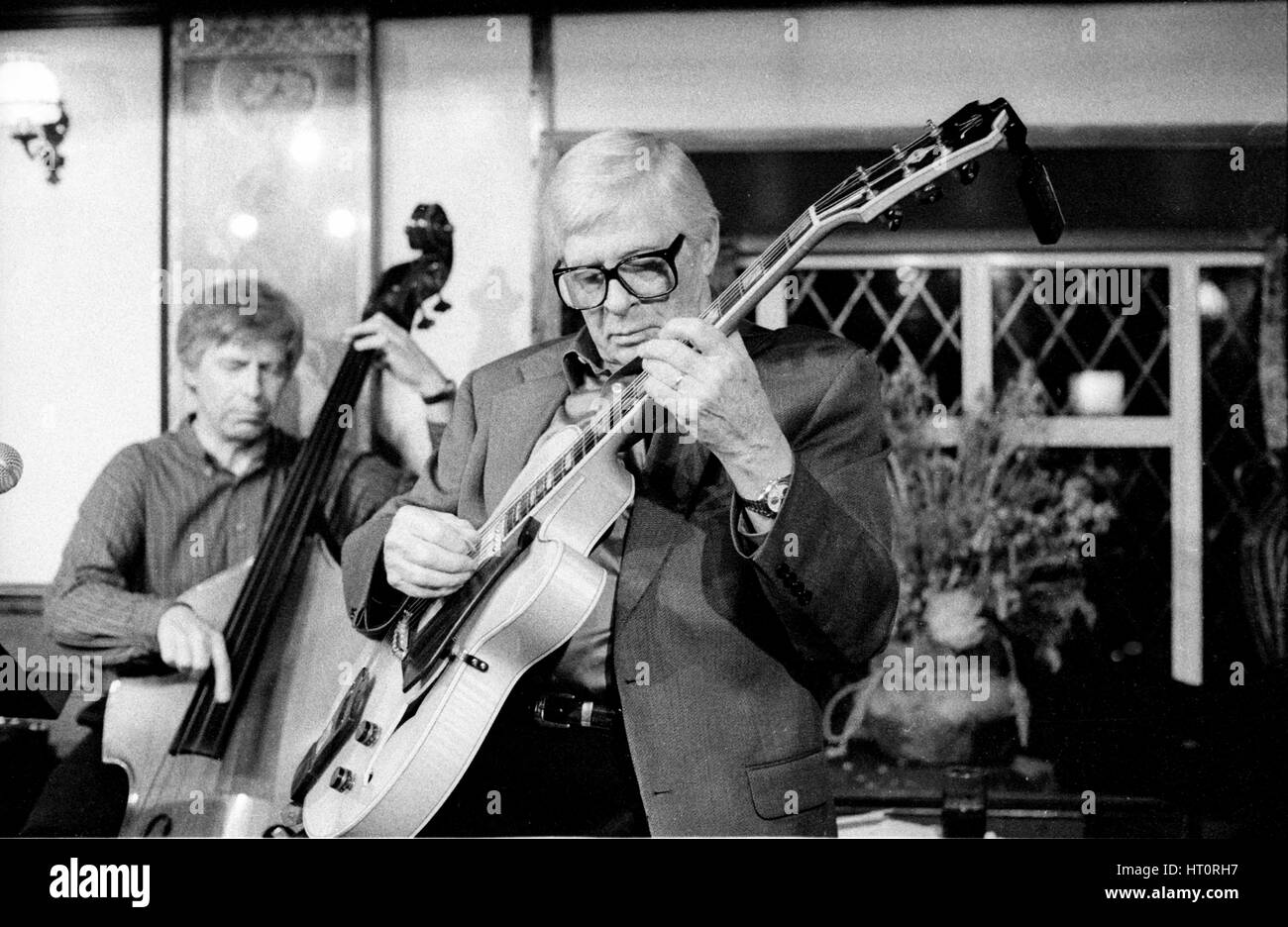 Mundell Lowe und Bill Coleman, Wassermühle Jazzclub, Dorking, 2001. Künstler: Brian O'Connor. Stockfoto