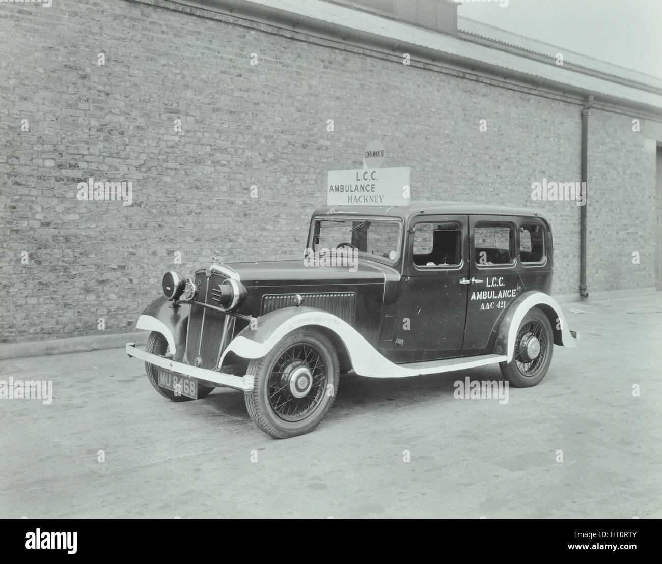 Auto in London County Council Krankenwagen, Wandsworth Depot, 1940 umgewandelt. Künstler: unbekannt. Stockfoto