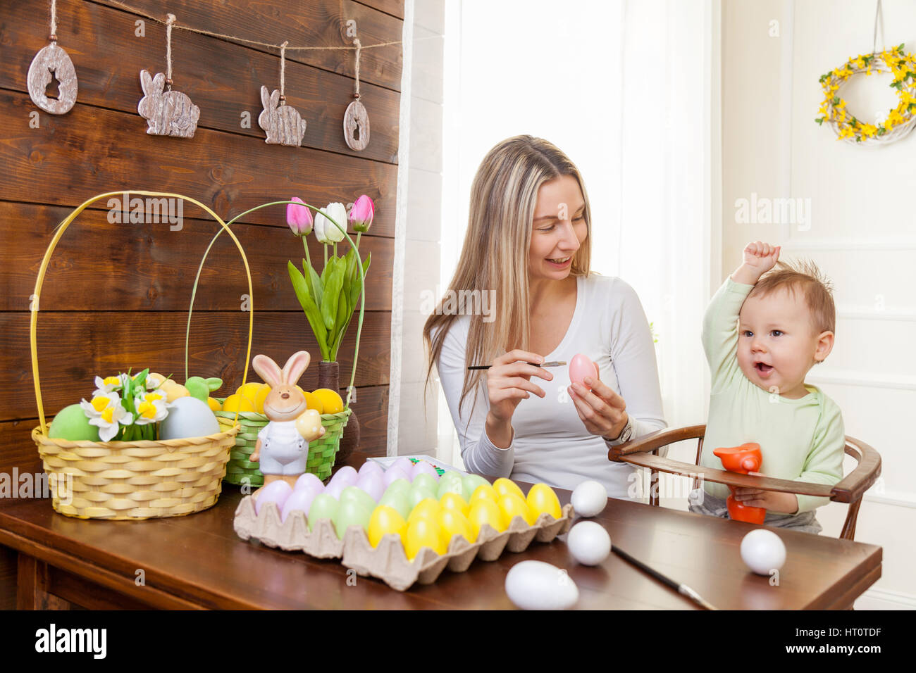Ostern-Konzept. Glückliche Mutter und niedlichen Kind immer bereit für Ostern durch die Malerei der Eiern Stockfoto