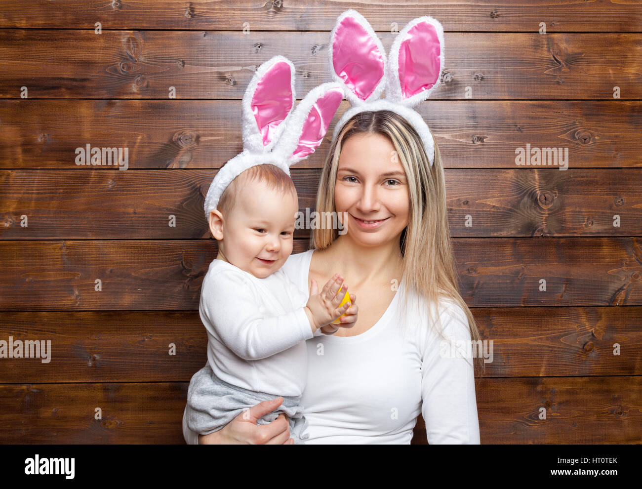 Ostern-Konzept. Glückliche Mutter und ihre niedlichen Kind trägt Hasenohren Vorbereitungen für Ostern Stockfoto