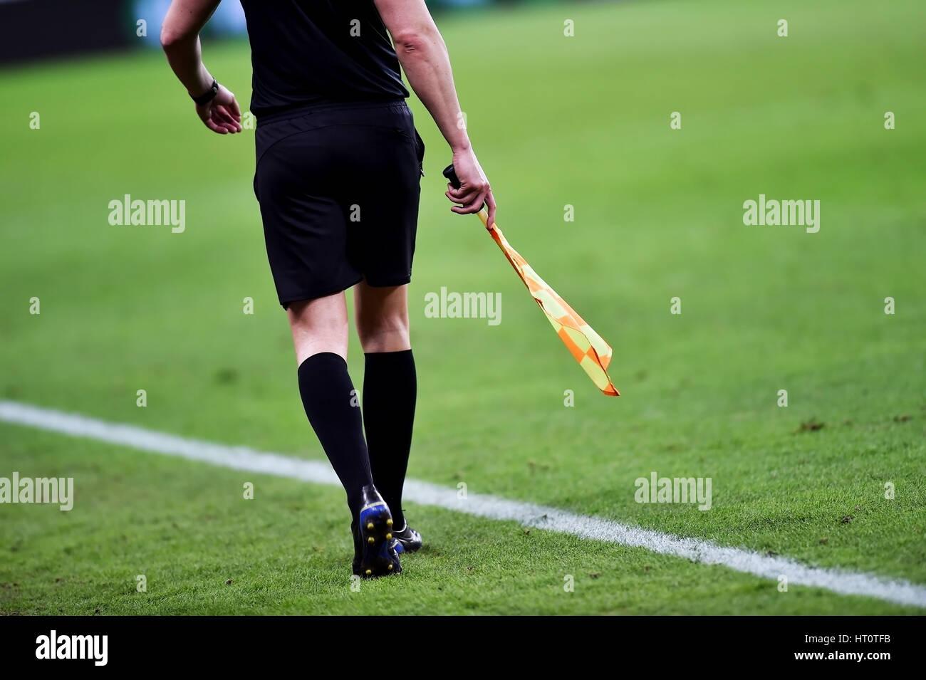 Schiedsrichter-Assistenten Verschieben entlang der Seitenlinie während eines Fußballspiels Stockfoto