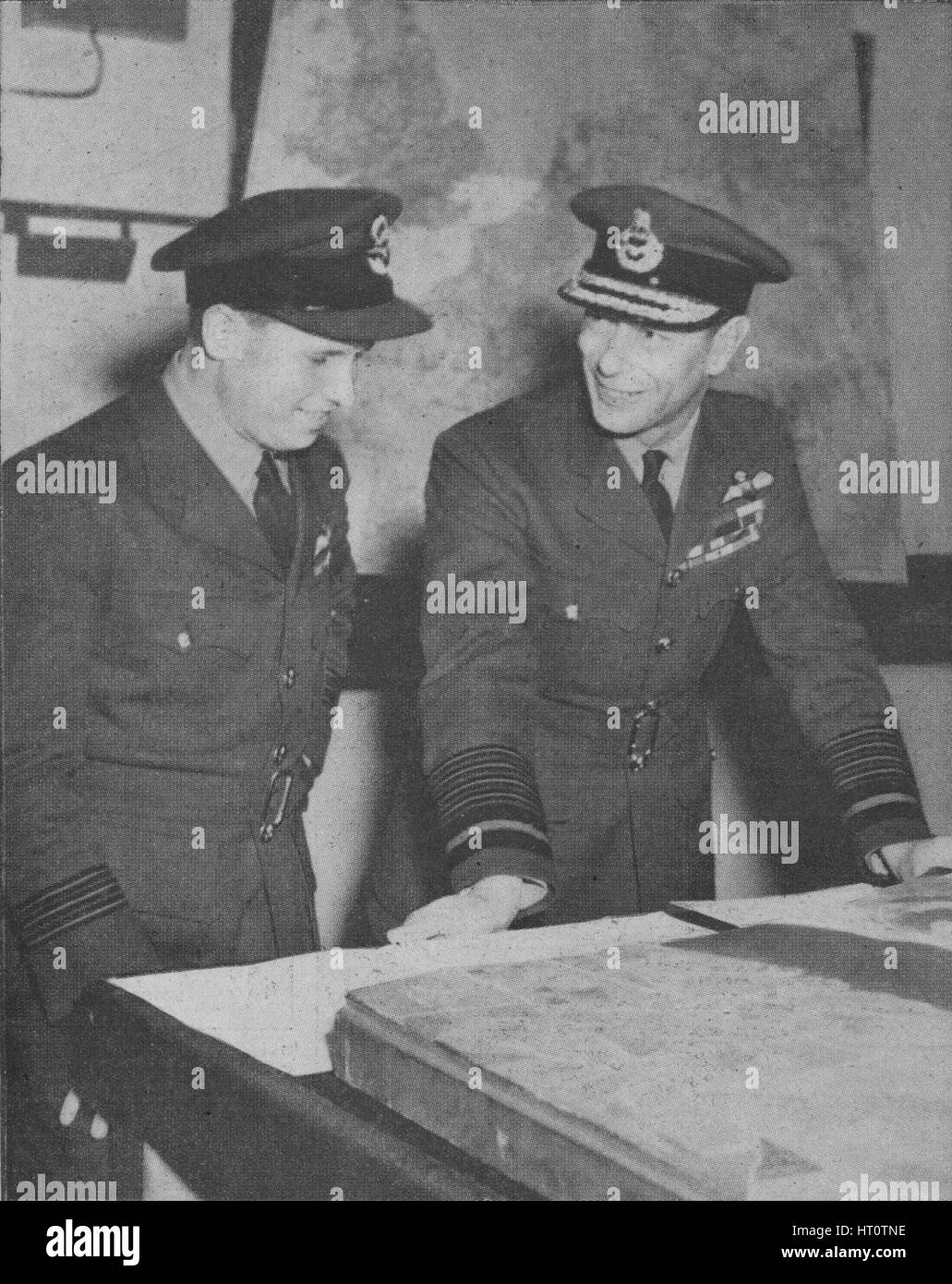 "HM The King erfährt Details der R.A.F-Überfall auf die Ruhr Dämme am 17. Mai 1943", 1943-44. Künstler: unbekannt. Stockfoto