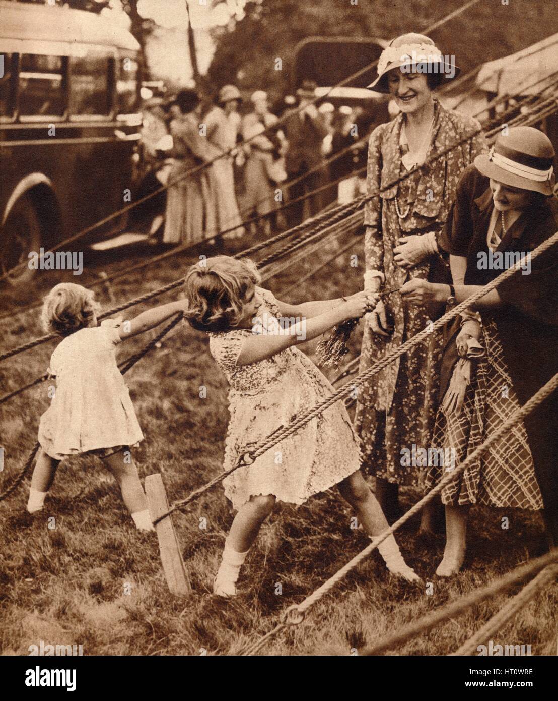 Prinzessin Elizabeth und Prinzessin Margaret ziehen ihr Gewicht der 1930er Jahre (1935). Künstler: unbekannt. Stockfoto