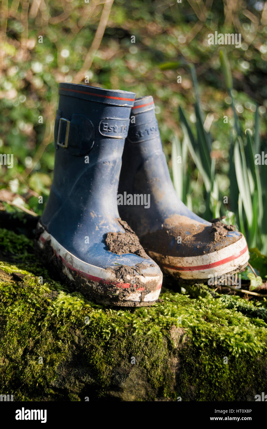 Paar schlammige Gummistiefel, Frühling, England Stockfoto