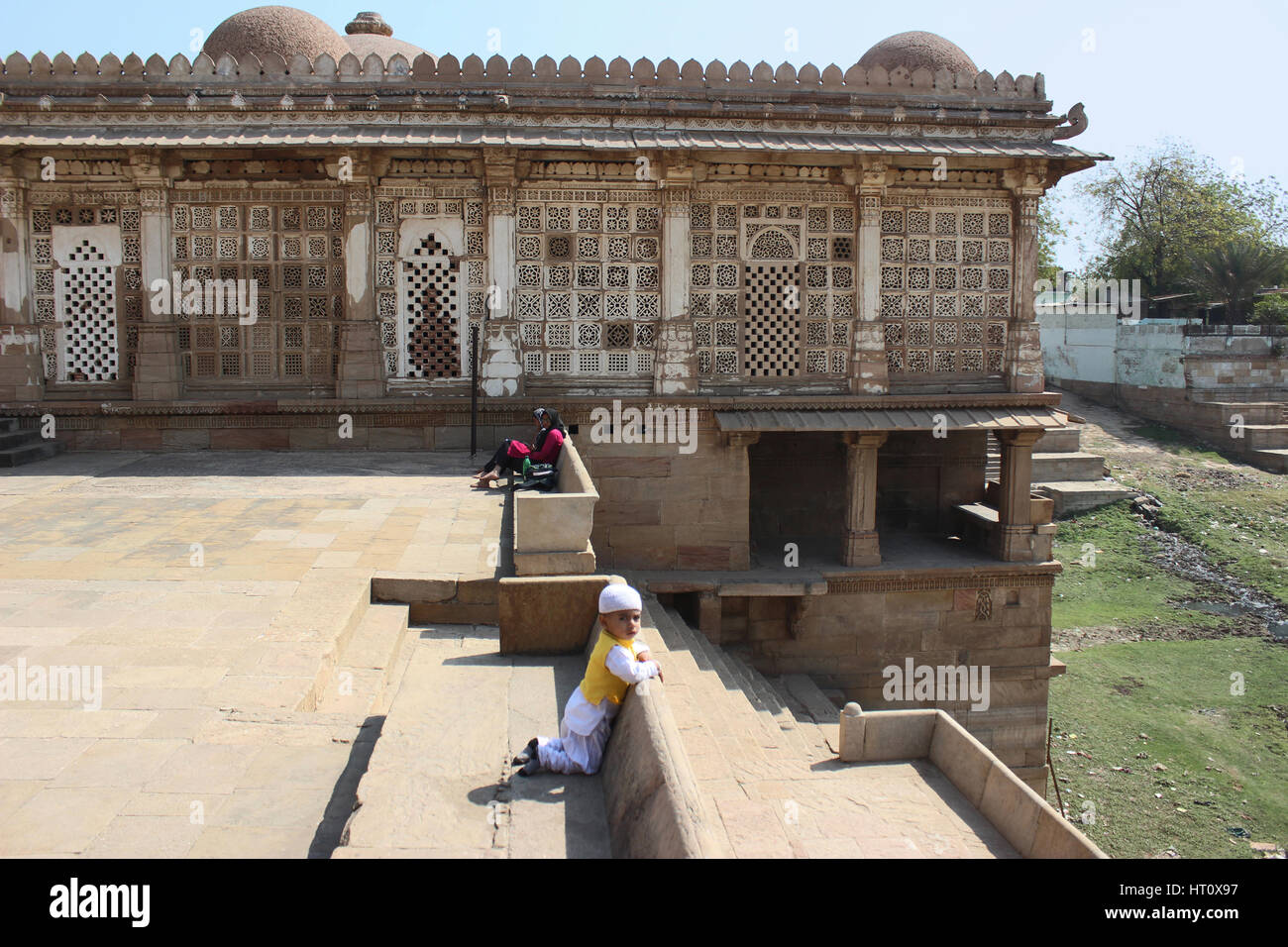 Hof in Richtung Sarkhej See und Eingang zur Bibliothek. Sarkhej Roza, Ahmedabad, Gujarat Indien Stockfoto