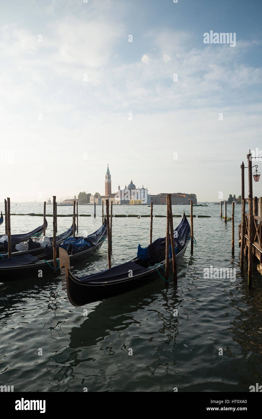 Vertäut Gondeln Venedig Italien in der Dämmerung mit der Insel San Giorgio Maggiore in Ferne Stockfoto
