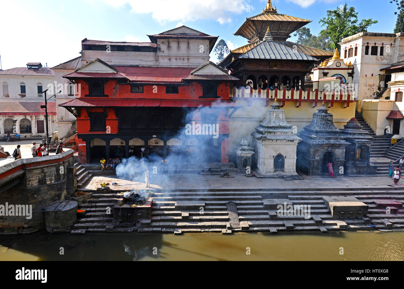 PASHUPATINATH - Oktober: Feuerbestattung Ghats und Zeremonie am Heiligen Bagmati-Fluss entlang. Hunderttausende Opfer des Erdbebens wurde hier nach den Catas eingeäschert. Stockfoto