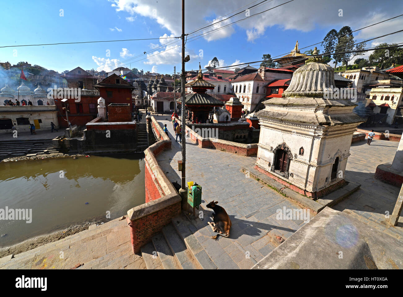 PASHUPATINATH - Oktober: Feuerbestattung Ghats und Zeremonie am Heiligen Bagmati-Fluss entlang. Hunderttausende Opfer des Erdbebens wurde hier nach den Catas eingeäschert. Stockfoto