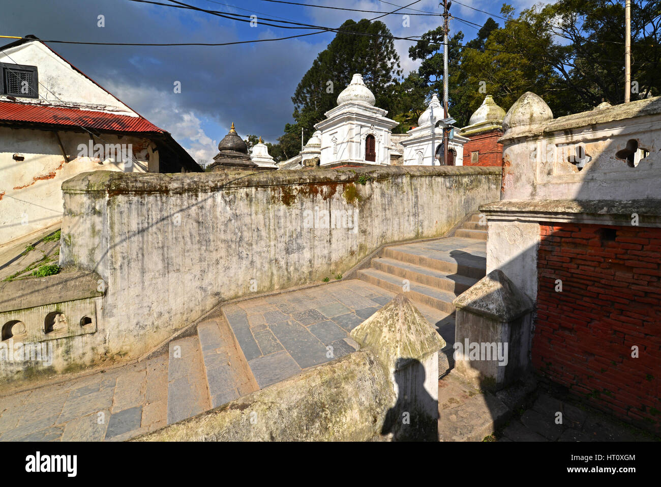 PASHUPATINATH - Oktober: Feuerbestattung Ghats und Zeremonie am Heiligen Bagmati-Fluss entlang. Hunderttausende Opfer des Erdbebens wurde hier nach den Catas eingeäschert. Stockfoto