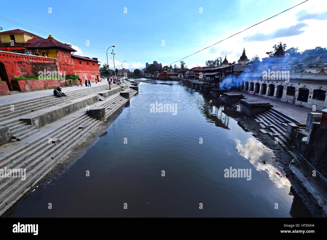 PASHUPATINATH - Oktober: Feuerbestattung Ghats und Zeremonie am Heiligen Bagmati-Fluss entlang. Hunderttausende Opfer des Erdbebens wurde hier nach den Catas eingeäschert. Stockfoto