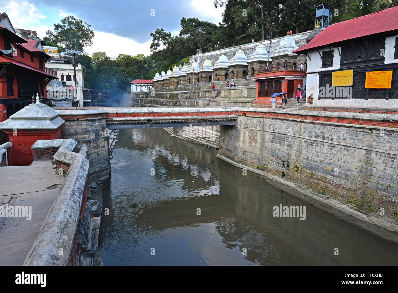 PASHUPATINATH - Oktober: Feuerbestattung Ghats und Zeremonie am Heiligen Bagmati-Fluss entlang. Hunderttausende Opfer des Erdbebens wurde hier nach den Catas eingeäschert. Stockfoto