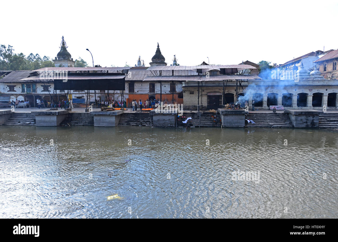 PASHUPATINATH - Oktober: Feuerbestattung Ghats und Zeremonie am Heiligen Bagmati-Fluss entlang. Hunderttausende Opfer des Erdbebens wurde hier nach den Catas eingeäschert. Stockfoto