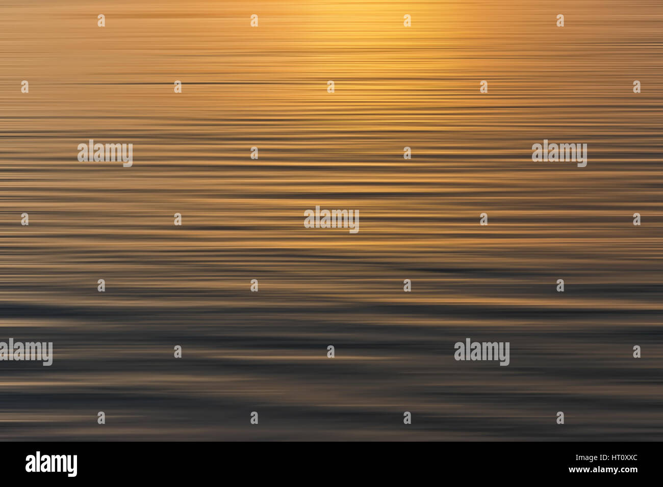 Farbenprächtigen Sonnenuntergang mit Langzeitbelichtung Wirkung, horizontale Bewegung für den Hintergrund unscharf Stockfoto