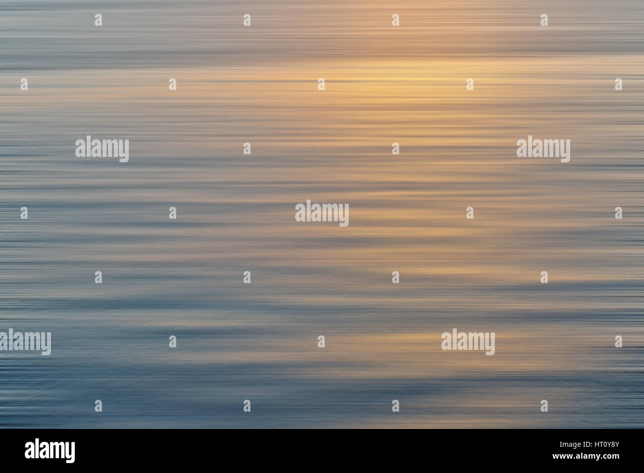 Bunte Sonnenaufgang mit Langzeitbelichtung Wirkung, horizontale Bewegung für den Hintergrund unscharf Stockfoto