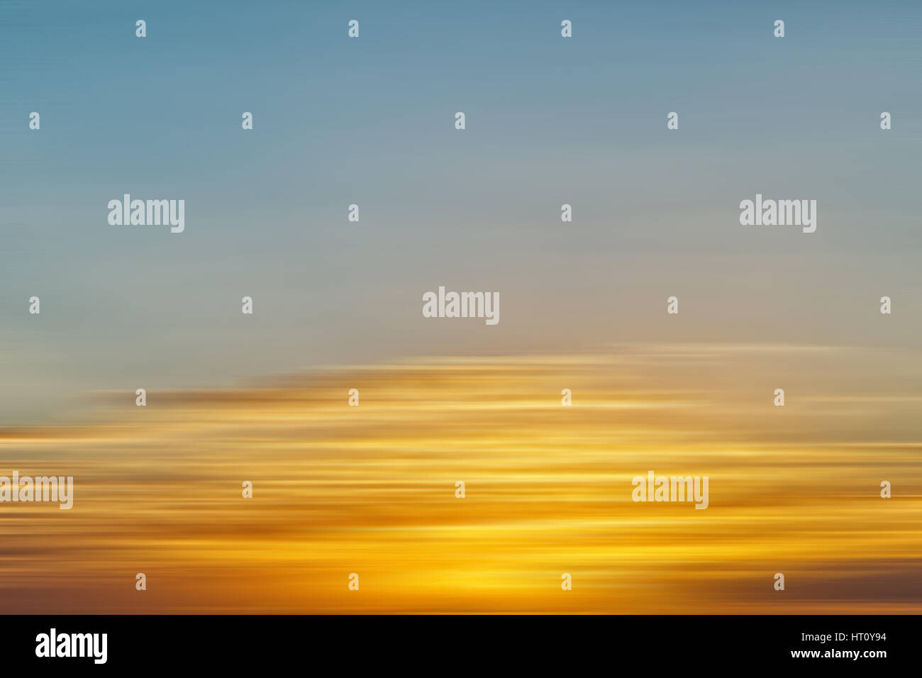 Bunte Sonnenaufgang mit Langzeitbelichtung Wirkung, horizontale Bewegung für den Hintergrund unscharf Stockfoto