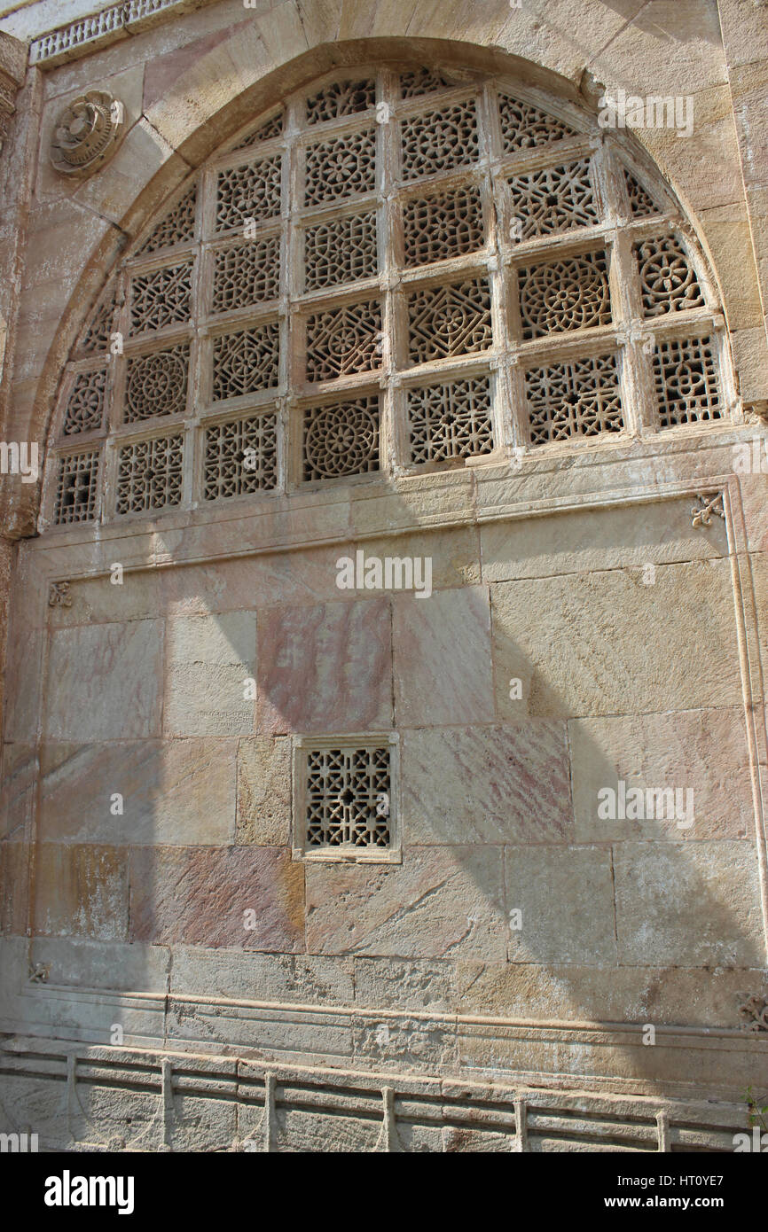 Stein verziert vermaschten Wände, Bögen Eingang von Sarkhej Roza, Makarba, Ahmedabad in Gujarat, Indien. Stockfoto