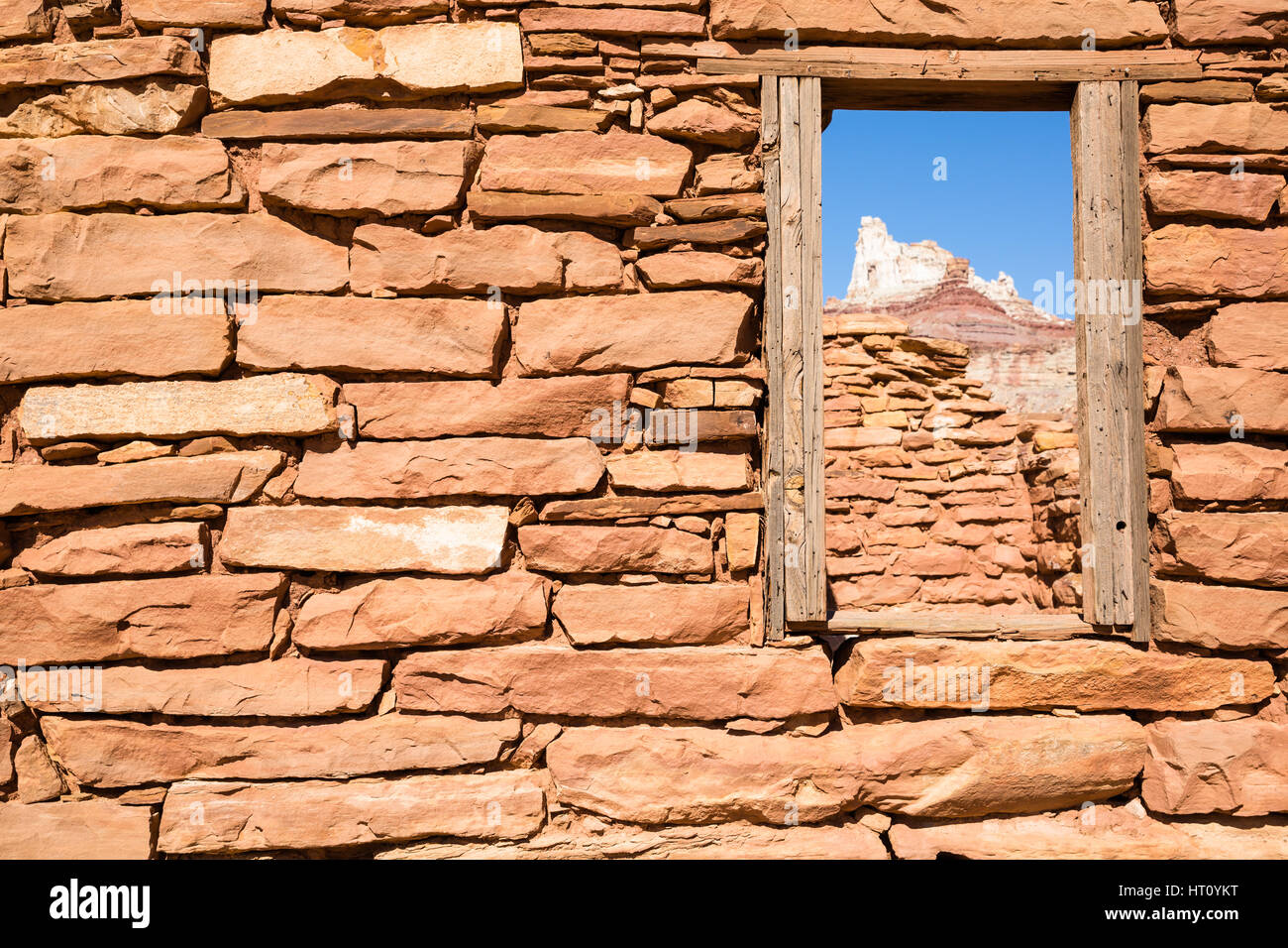 Ein Fenster durch ein altes, teilweise eingestürzte Gebäude, noch aus den Tagen des schweren Uran-Bergbau, blickt auf auf dem schroffen Gipfel des Tempels Bohranlage Stockfoto