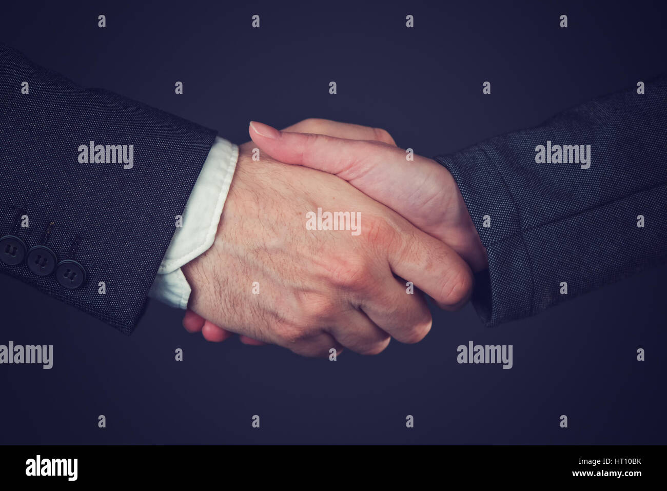 Joint Venture, corporate Menschen Handshaking vorübergehende eine Partnerschaft durch gemeinsames Eigentum über Geschäft Unternehmen bilden Stockfoto