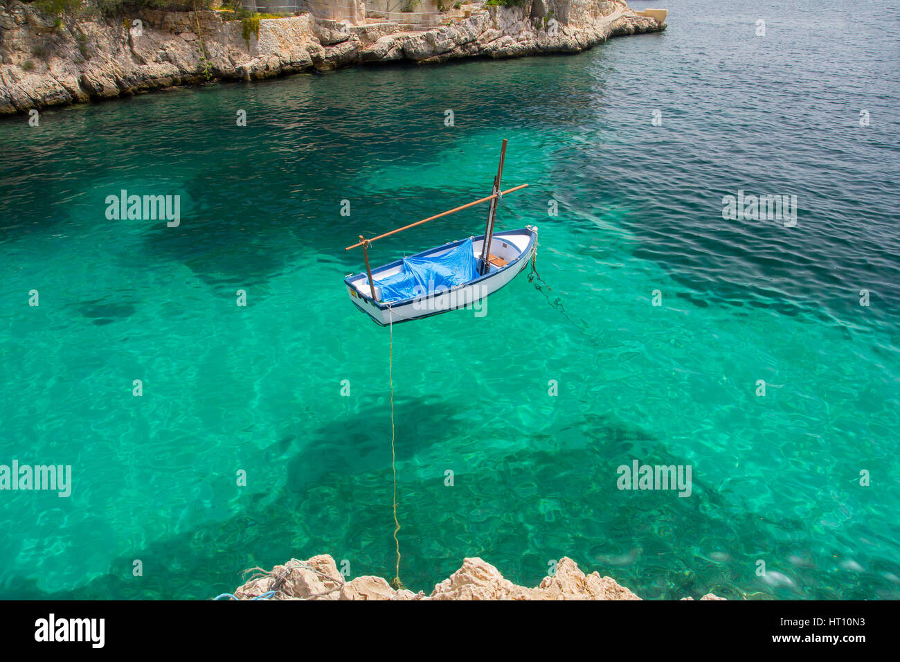 Draufsicht der kleinen Boot am azurblauen Meer Stockfoto