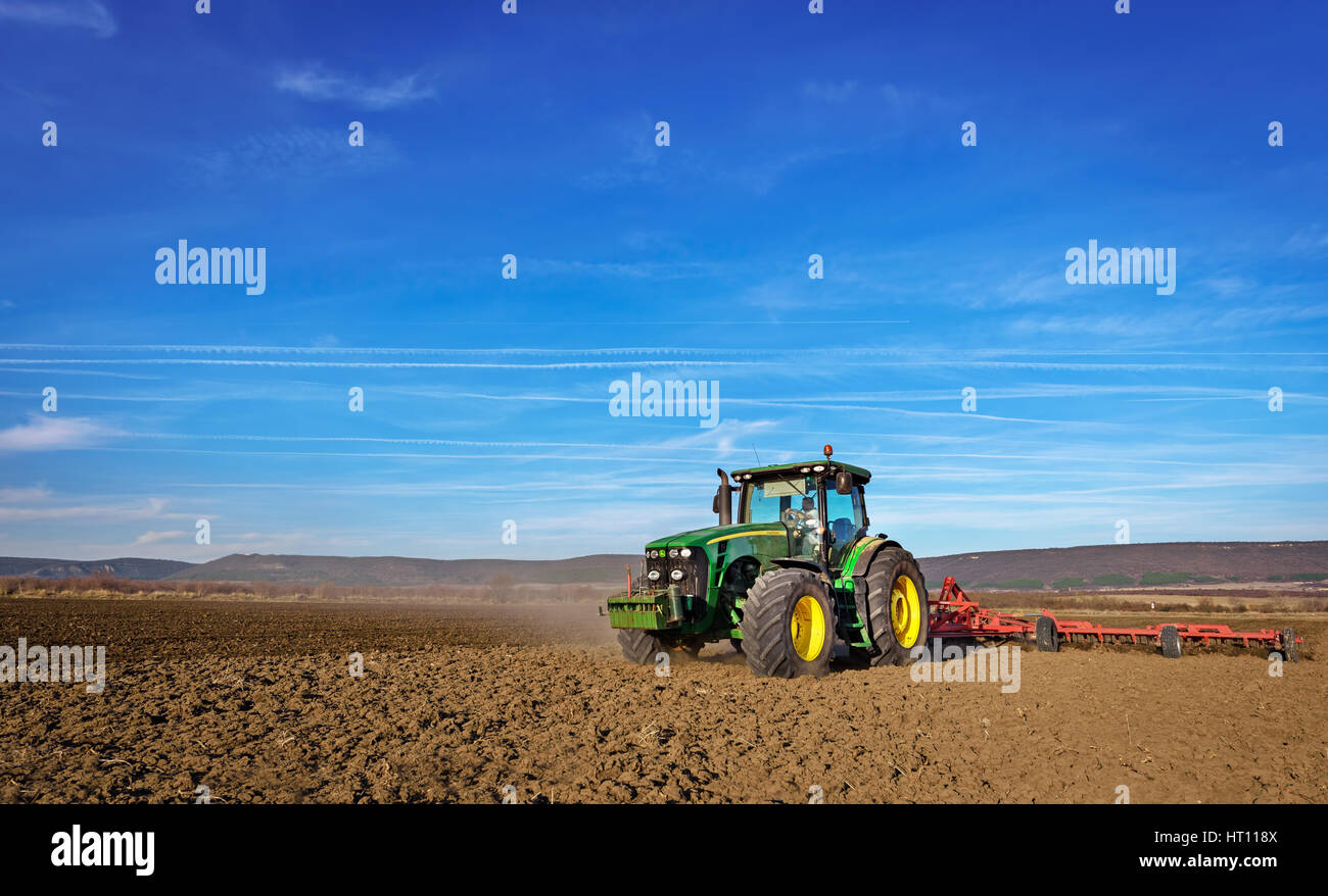 Varna, Bulgarien - 5. März 2017 pflügen ein Feld mit John Deere 6930 Traktor. John Deere wurde 1995-1999 hergestellt und es hat JD 7,6 L oder 8.1 L 6- Stockfoto